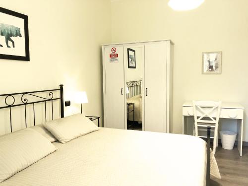 Una cama o camas en una habitación de C'era Un Lago