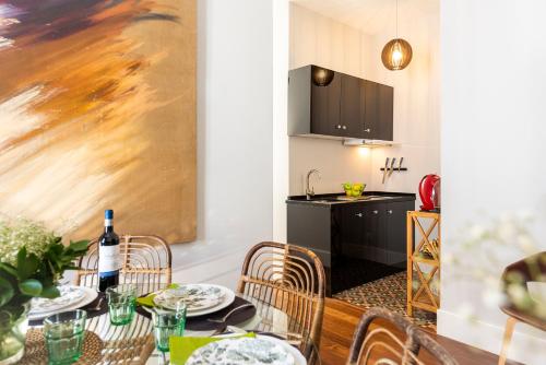 jadalnia ze stołem z krzesłami i obrazem w obiekcie Imperial Luxury & Modern Apartment w Sewilli