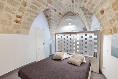 ein Schlafzimmer mit einem Bett mit zwei Kissen darauf in der Unterkunft A la muràgghje "A" in Monopoli