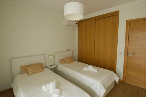 Postel nebo postele na pokoji v ubytování Vilamoura Condominio do Pinhal