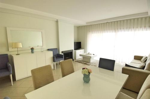 TV a/nebo společenská místnost v ubytování Vilamoura Condominio do Pinhal