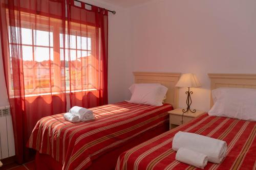 ein Schlafzimmer mit zwei Betten mit Handtüchern darauf in der Unterkunft Apartment - Golf & Beach Resort in Casal da Lagoa Seca