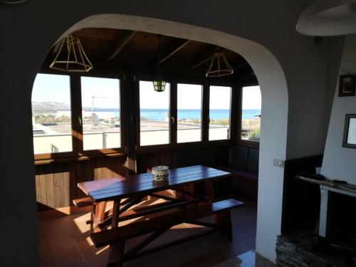 einen Tisch in einem Zimmer mit Blick auf den Strand in der Unterkunft Casa La Pelosa in Stintino