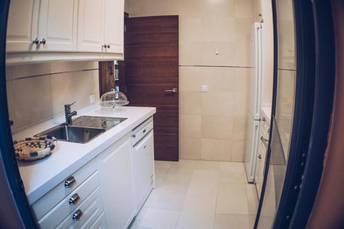 Kuchyňa alebo kuchynka v ubytovaní apartamento Jacaranda centro