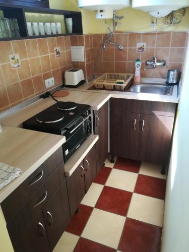 Una cocina o zona de cocina en Derű Apartman
