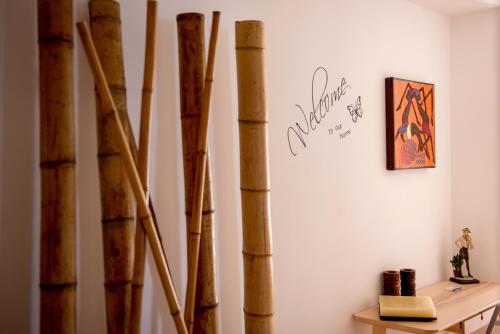 a wall with bamboo poles next to a table at Al Faro Guest House in Vieste