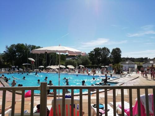 - une grande piscine avec un parasol dans l'établissement Terrasse sur Green Port Bourgenay, à Talmont-Saint-Hilaire