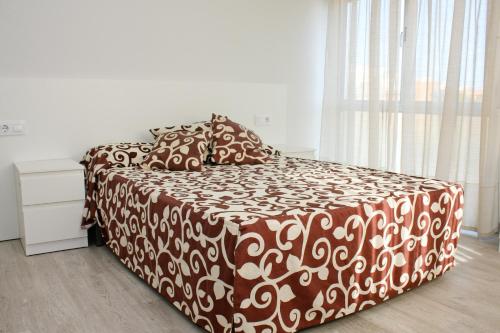 Giường trong phòng chung tại Apartamento Playa Sur Inmomart