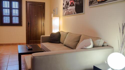 a living room with a couch and a table at Apartamento El Salón in Écija