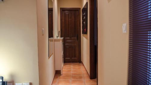 a hallway with a door and a tile floor at Apartamento El Salón in Écija