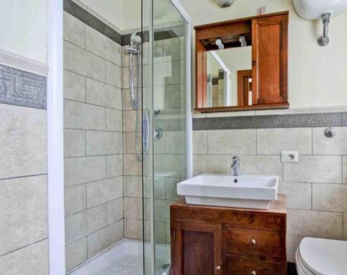 La salle de bains est pourvue d'un lavabo et d'une douche. dans l'établissement Dal centurione, à Rome