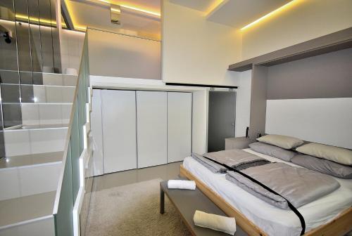 1 dormitorio con cama grande y ducha en Small Home Budapest Szív 3, en Budapest
