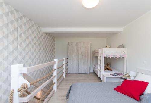- une chambre pour enfants avec un lit et un lit bébé dans l'établissement Apartamenty Bieg, à Ustka