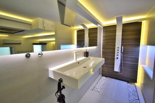 Un baño con lavabo blanco y ducha. en Small Home Budapest Szív 3, en Budapest