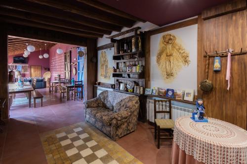 sala de estar con mesa y silla en La Casa Azul, en Alcanadre