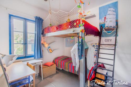 - une chambre avec des lits superposés, un bureau et une échelle dans l'établissement Green house with garden - Dodo et Tartine, à La Valette-du-Var