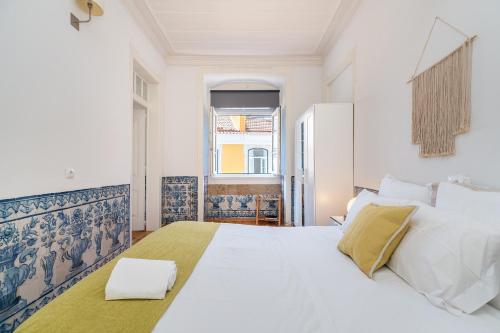 Un pat sau paturi într-o cameră la Gonzalo's Guest Apartments - Downtown Historic Flats