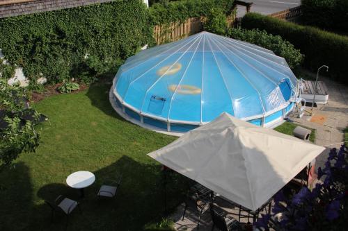 einen Blick über einen blauen Regenschirm in einem Garten in der Unterkunft Acherkogelblick in Oetz