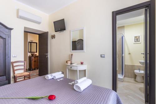 Tempat tidur dalam kamar di B&B Villamarì