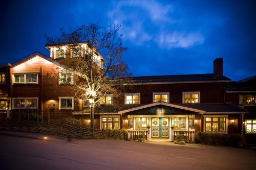 a house at night with its lights on at Åkerblads Hotell Gästgiveri Spa in Tällberg