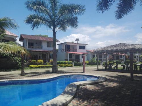 Cette chambre offre une vue sur le complexe et dispose d'une piscine. dans l'établissement Cabaña Cangrejito Olon, à Olón