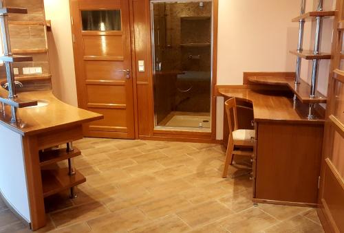 uma cozinha com cabina de duche em vidro e armários em madeira em Studio 2 em Varsóvia