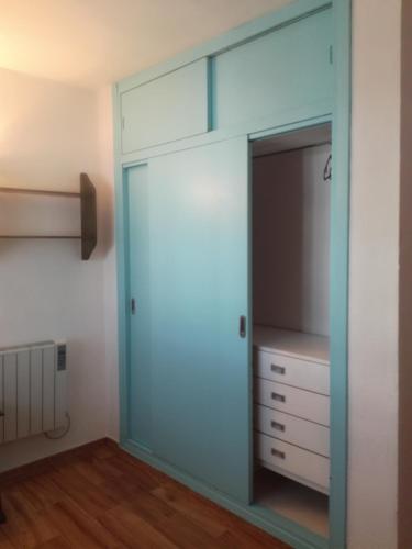 a closet with a glass door and a dresser at BUNGALOW CHARO in Torre de Benagalbón