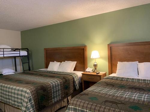 una camera d'albergo con due letti e una lampada di Great Western Colorado Lodge a Salida