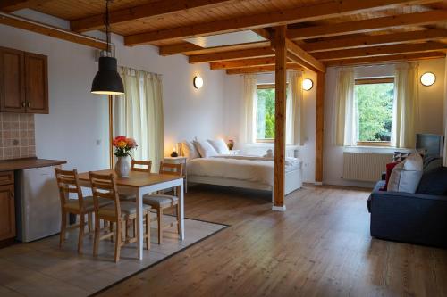 cocina y sala de estar con mesa y cama en Buda Side en Budakeszi