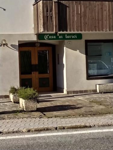 a building with a sign that reads green at lunch at Plodn House in Sappada