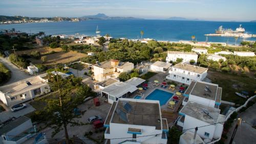 una vista aérea de la ciudad y el océano en Villa Popi Studios en Kéfalos