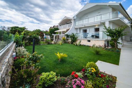 Vonkajšia záhrada v ubytovaní Villa Mario - Rogoznica