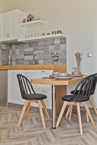 Кухня или мини-кухня в Aperanto Apartments
