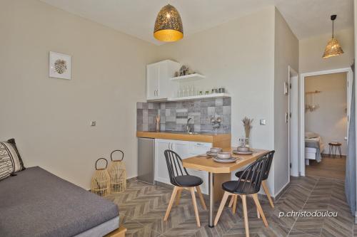 Кухня или мини-кухня в Aperanto Apartments
