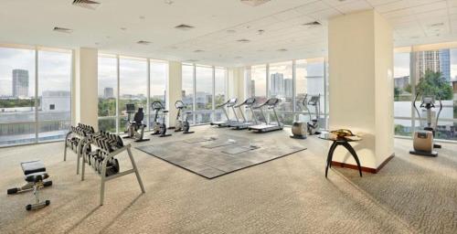 Fitness centrum a/nebo fitness zařízení v ubytování Fairmont Makati
