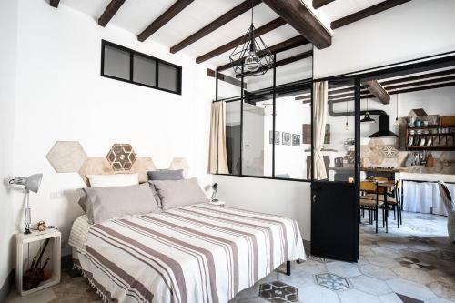 een slaapkamer met een bed en een eetkamer bij ManillaHouse in Montepulciano