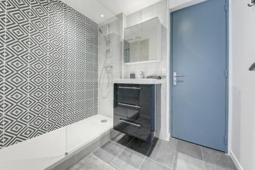 une salle de bain avec douche et lavabo dans l'établissement Le paradis de Lila, à Mont-Saint-Aignan