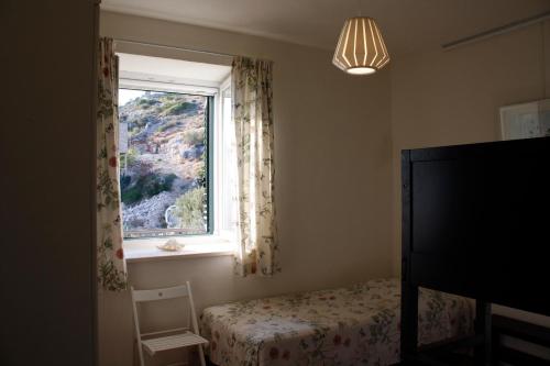 un dormitorio con una cama y una ventana en Zavala-Lighthouse, en Zavala