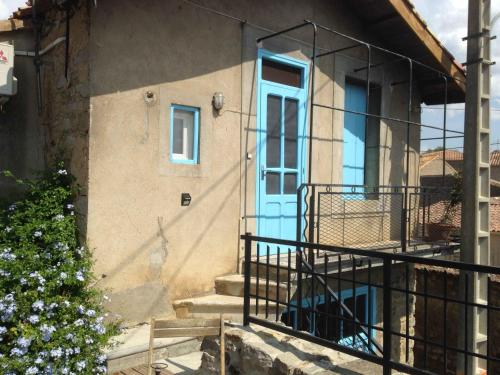 niebieskie drzwi na boku domu w obiekcie Chambre du Charron w mieście Azillanet