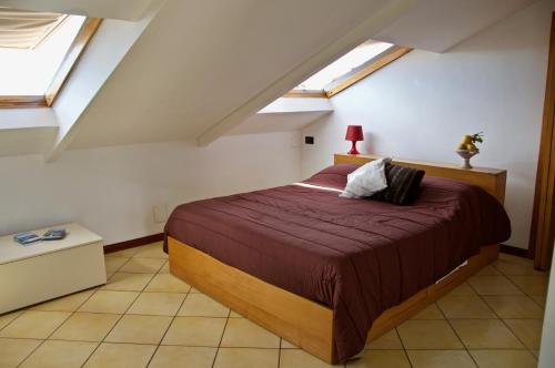 um quarto com uma cama num quarto com clarabóias em Blumind em Salerno