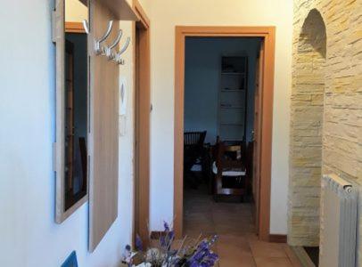 un corridoio di una casa con una stanza con corridoio di Appartamento vicino Grado/Aquileia a San Lorenzo