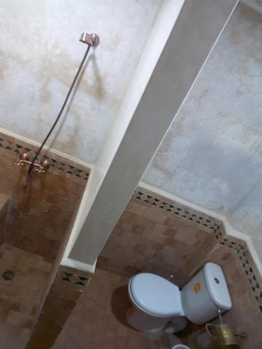 a bathroom with a toilet in a room at Dar Pa Labzioui in Meknès