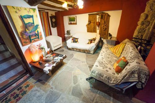 ein Wohnzimmer mit einem Schlafzimmer mit Luftblick in der Unterkunft La Fuente de Arnedillo in Arnedillo