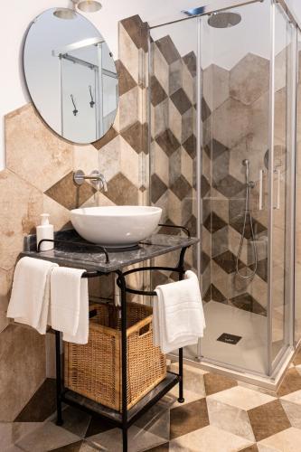 a bathroom with a sink and a mirror at ManillaHouse in Montepulciano