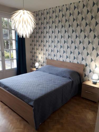 Ένα ή περισσότερα κρεβάτια σε δωμάτιο στο La Maison au Cœur de l Auvergne
