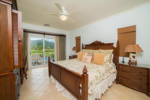 ein Schlafzimmer mit einem großen Bett und einem Fenster in der Unterkunft Los Suenos Resort Del Mar 4G by Stay in CR in Herradura