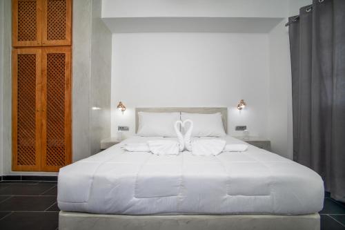 Una cama o camas en una habitación de Beach Houses Santorini