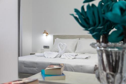 Una cama o camas en una habitación de Beach Houses Santorini