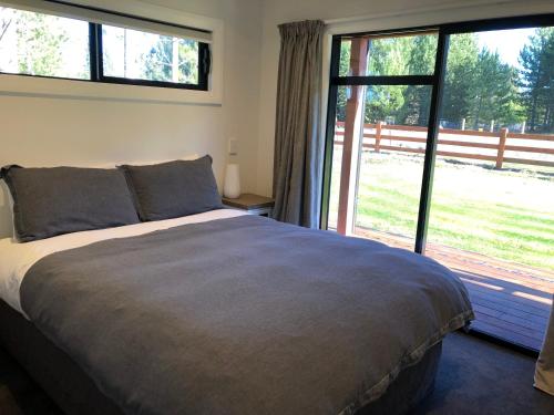 Postel nebo postele na pokoji v ubytování Twizel - Arohanui Cottage