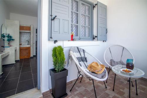 Un lugar para sentarse en Beach Houses Santorini